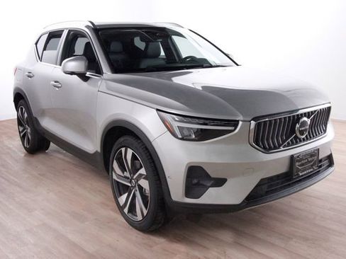 Certified 2025 Volvo XC40 B5 Core w/ Climate Package AWD/4WD image 4