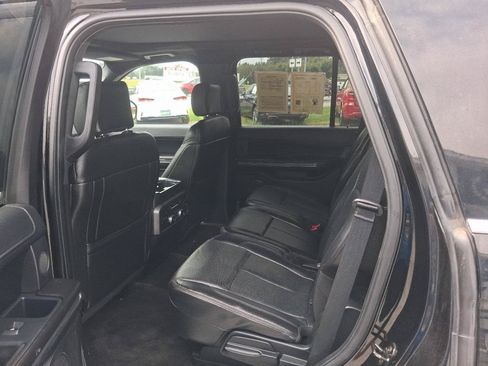 Used 2018 Ford Expedition XLT w/ Equipment Group 202A AWD/4WD image 8