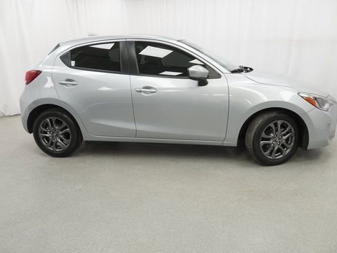 Used 2020 Toyota Yaris XLE image 10