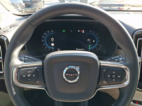 Used 2024 Volvo XC40 B5 Plus w/ Climate Package image 21