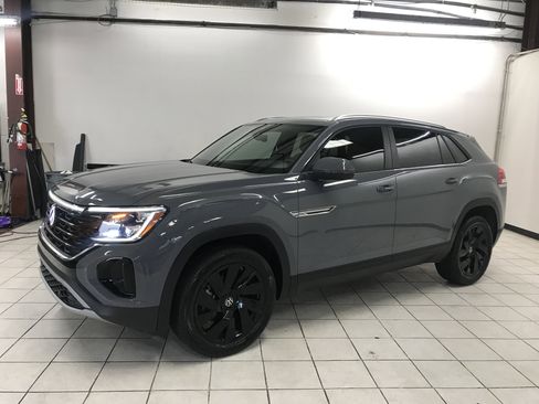 Used 2024 Volkswagen Atlas Cross Sport SE w/ Panoramic Sunroof Package image 2