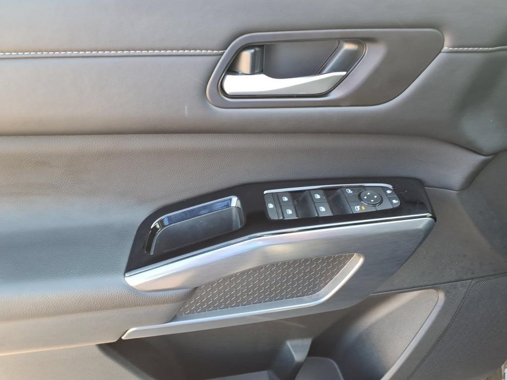 Used 2025 Nissan Pathfinder SL FWD image 14