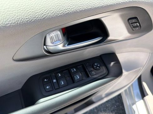 Used 2024 Chrysler Pacifica Limited FWD image 12