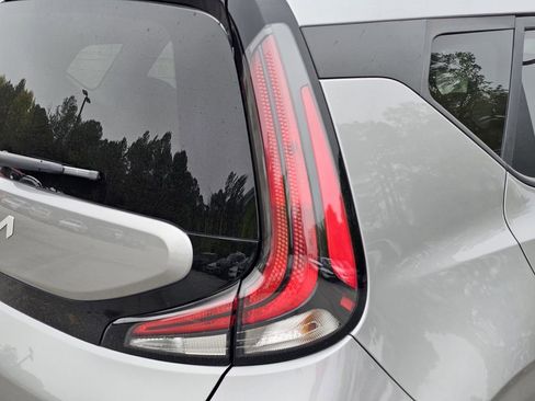 Used 2025 Kia Soul LX image 9
