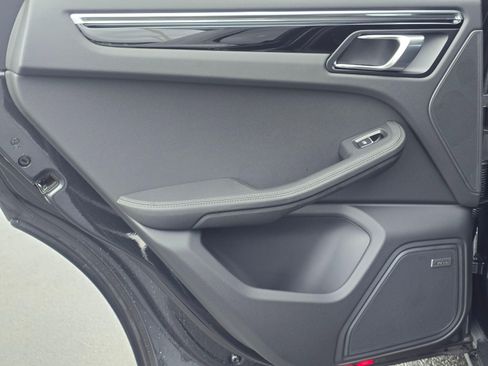 Used 2025 Porsche Macan image 20