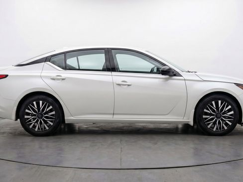 Used 2025 Nissan Altima 2.5 SV FWD image 11