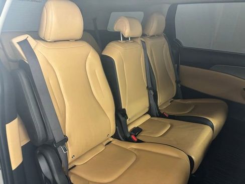 Used 2024 Kia Carnival LX FWD image 14