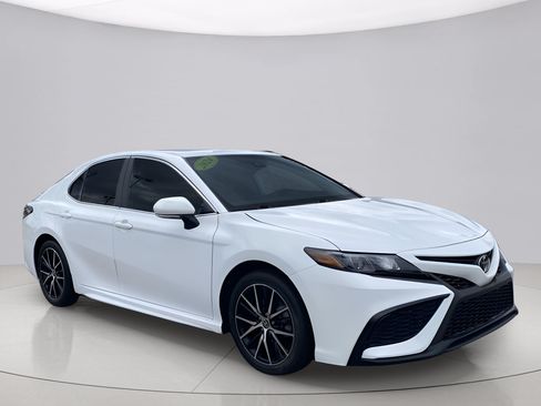Used 2024 Toyota Camry SE w/ Convenience Package FWD image 1