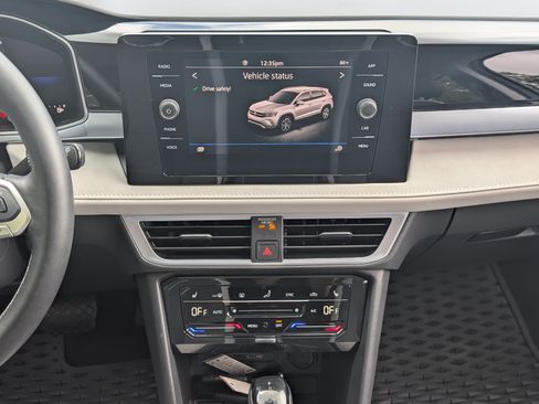 Used 2025 Volkswagen Taos SE w/ Panoramic Sunroof Package FWD image 26