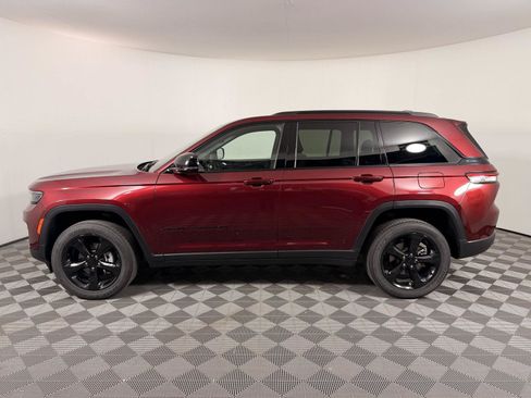 Used 2023 Jeep Grand Cherokee Altitude AWD/4WD image 2