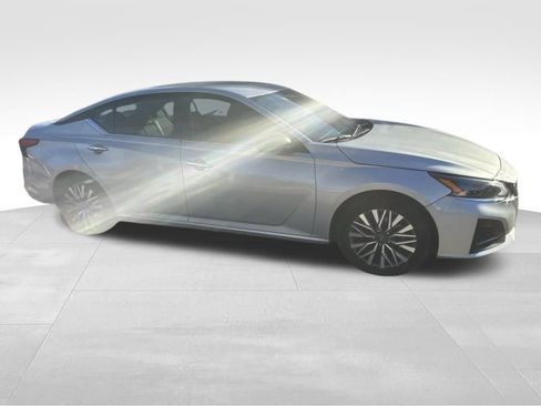 Used 2024 Nissan Altima 2.5 SV image 25