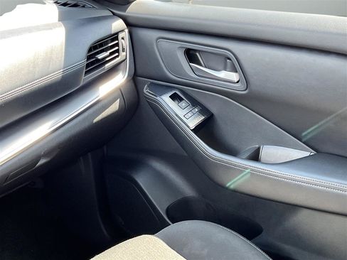 Used 2024 Nissan Rogue SV AWD/4WD image 19