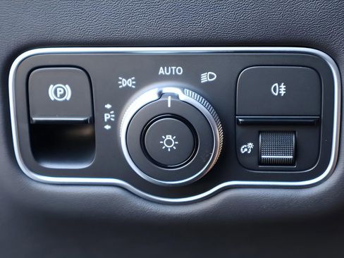 Used 2025 Aston Martin V8 Vantage Coupe image 20