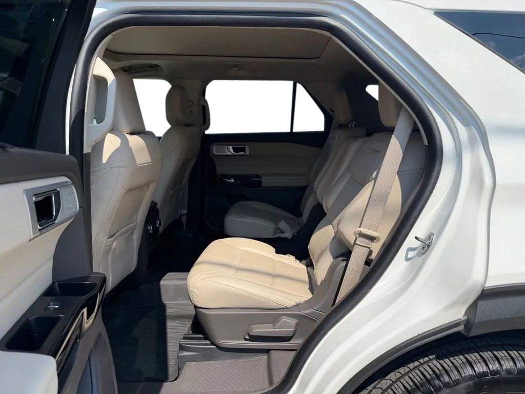 Used 2021 Ford Explorer Platinum w/ Equipment Group 601A AWD/4WD image 29