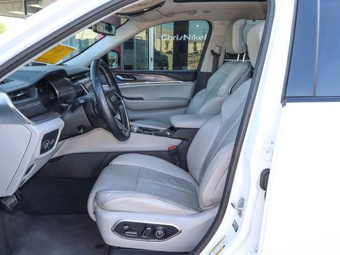 Used 2022 Jeep Grand Cherokee Overland w/ Luxury Tech Group IV AWD/4WD image 7