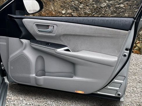 Used 2015 Toyota Camry XSE image 19