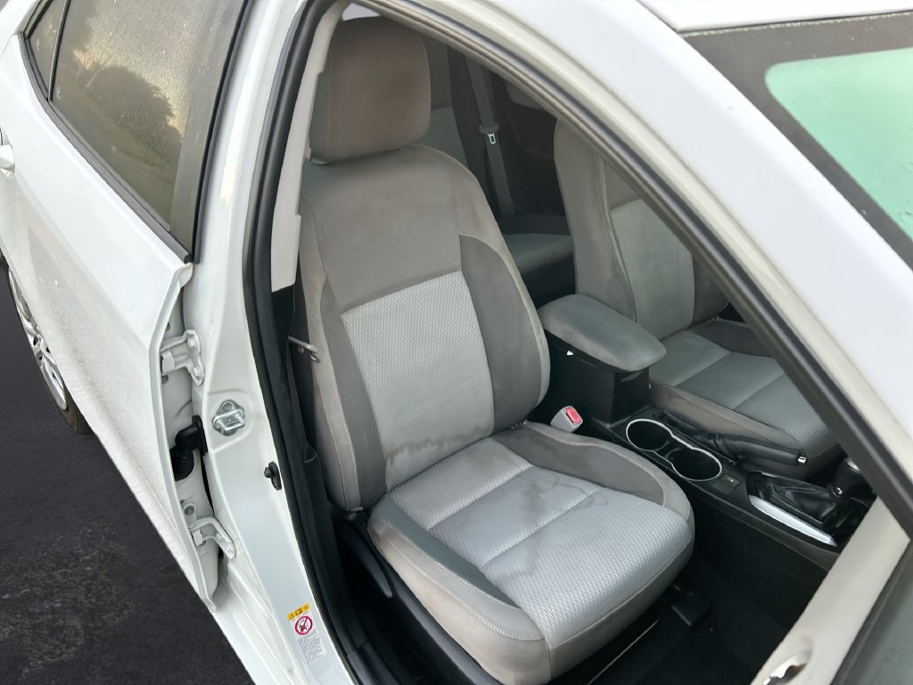 Used 2018 Toyota Corolla LE FWD image 29