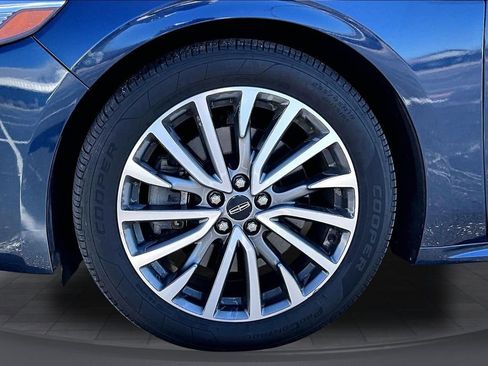 Used 2017 Lincoln Continental Select image 9