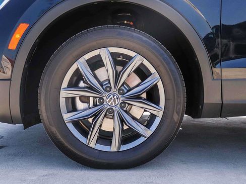 Certified 2022 Volkswagen Tiguan SE FWD image 11