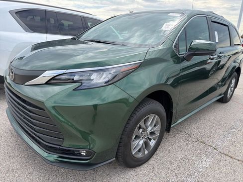 Used 2026 Toyota Sienna XLE AWD/4WD image 1