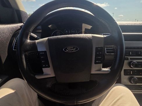Used 2009 Ford Flex SEL image 17