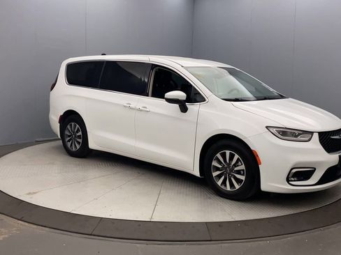Used 2023 Chrysler Pacifica Touring-L FWD image 7