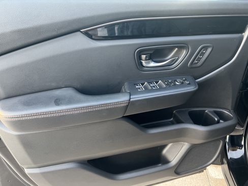 Used 2025 Honda Pilot TrailSport image 11