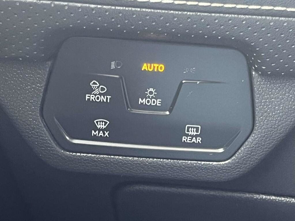 Used 2025 Volkswagen Atlas Cross Sport SE FWD image 32