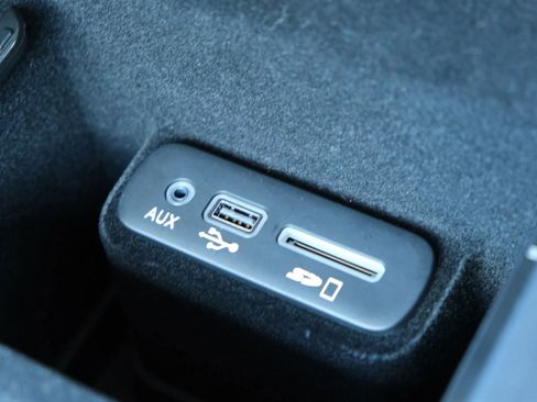 Used 2015 Chrysler 300 C image 30