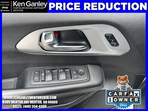 Used 2025 Chrysler Pacifica Limited FWD image 12