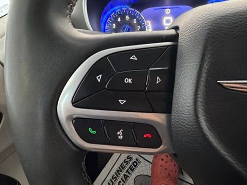 Used 2023 Chrysler Pacifica Touring-L FWD image 32