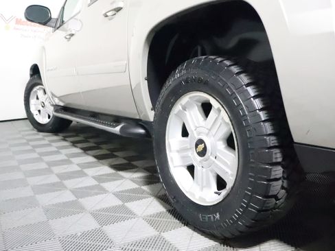 Used 2009 Chevrolet Avalanche LT w/ Luxury Package AWD/4WD image 8