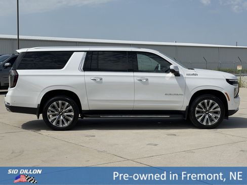 Certified 2025 Chevrolet Suburban High Country AWD/4WD image 3