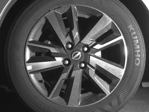 Used 2025 Nissan Versa SV image 12