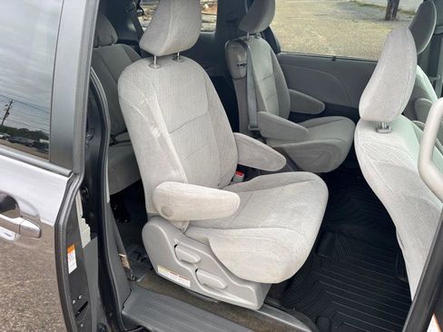 Used 2019 Toyota Sienna LE image 16