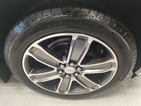 Used 2019 GMC Acadia Denali image 4