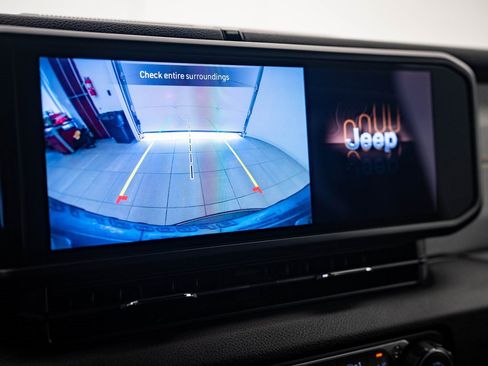 Used 2024 Jeep Wrangler Unlimited image 32