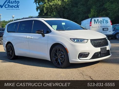 Used 2024 Chrysler Pacifica Limited w/ Uconnect Theater Family Group FWD image 7