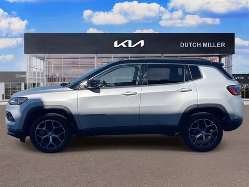 Used 2024 Jeep Compass Limited image 4