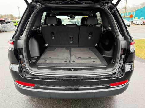 Used 2025 Jeep Grand Cherokee Altitude AWD/4WD image 7