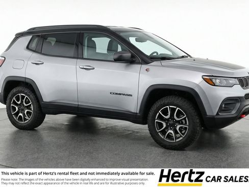 Used 2025 Jeep Compass Trailhawk image 1