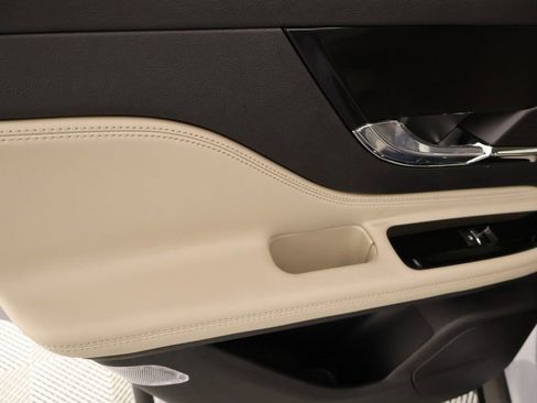 New 2026 Lincoln Corsair Premiere image 17