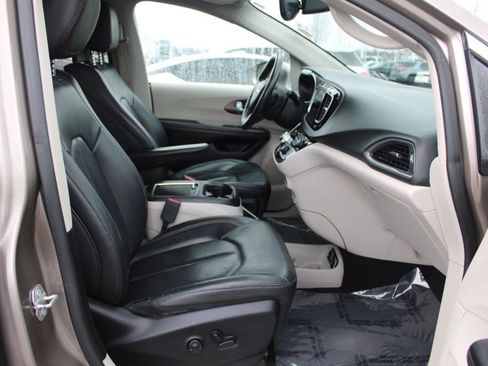 Used 2018 Chrysler Pacifica Touring-L Plus image 20
