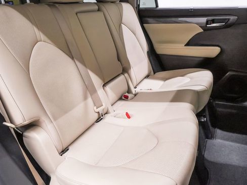 Used 2020 Toyota Highlander Limited FWD image 12