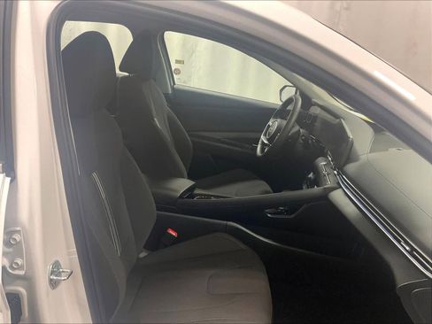 Used 2025 Hyundai Elantra SEL image 11