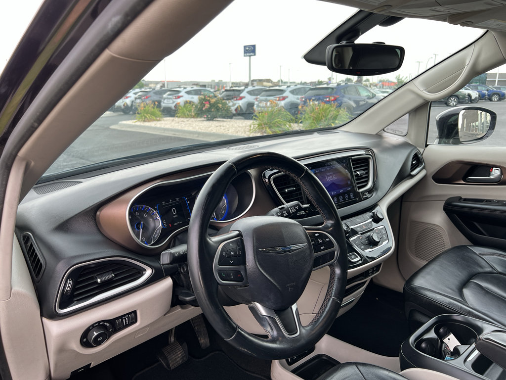 Used 2017 Chrysler Pacifica Touring-L FWD image 16