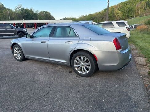 Used 2018 Chrysler 300 Touring L image 8