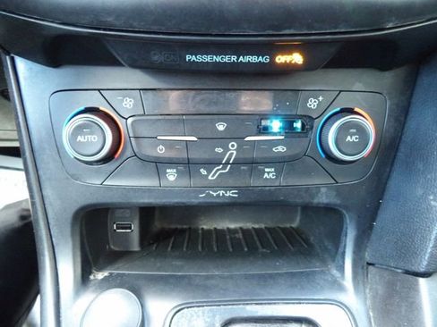 Used 2018 Ford Focus SE w/ SE Appearance Package FWD image 23