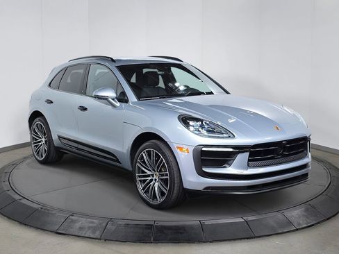 Certified 2025 Porsche Macan image 9