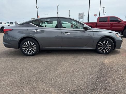 Used 2025 Nissan Altima 2.5 SV FWD image 9